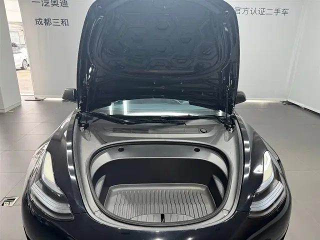 Tesla Model 3 — Фото автомобиля 8