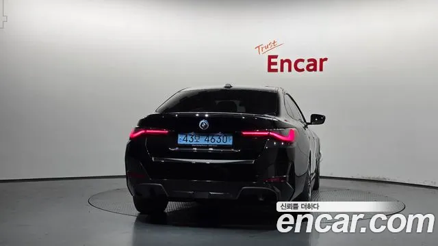 BMW i4 — Фото автомобиля 4