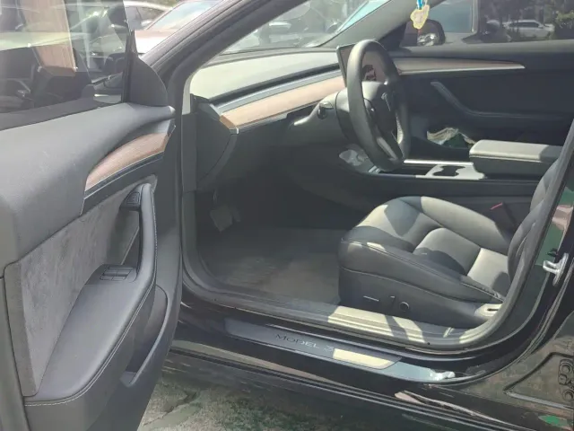 Tesla Model 3 — Фото автомобиля 8