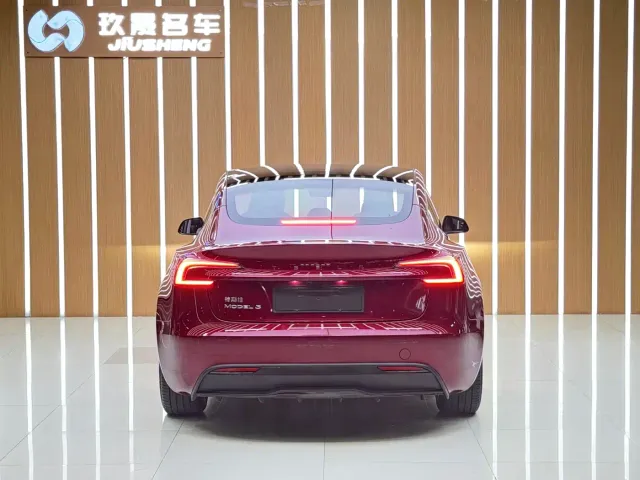 Tesla Model 3 — Фото автомобиля 19