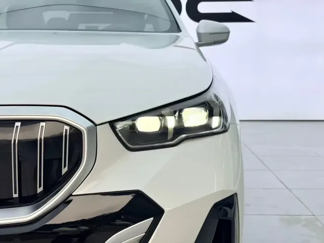 BMW 5 Series — Фото автомобиля 3