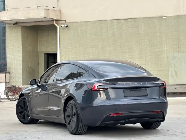 Tesla Model 3 — Фото автомобиля 12
