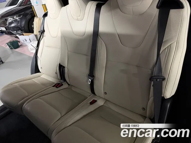 Tesla Model X — Фото автомобиля 11