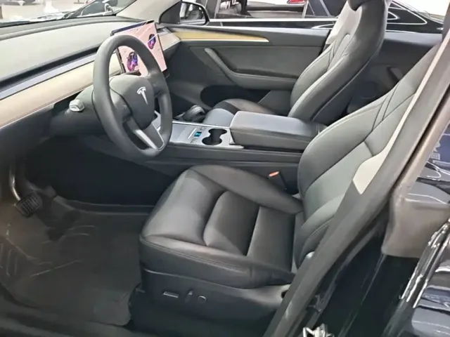 Tesla Model Y — Фото автомобиля 14