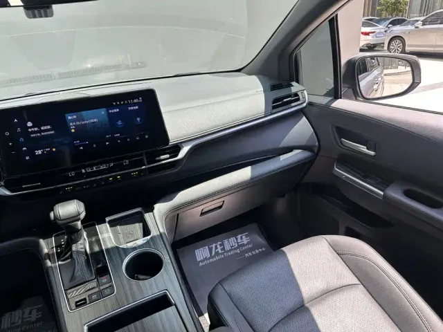 Toyota Sienna — Фото автомобиля 7