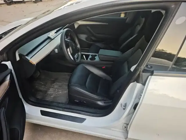 Tesla Model 3 — Фото автомобиля 4