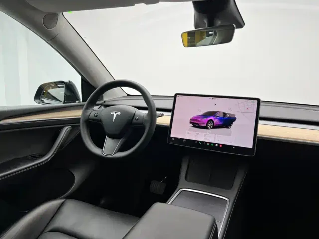 Tesla Model Y — Фото автомобиля 24