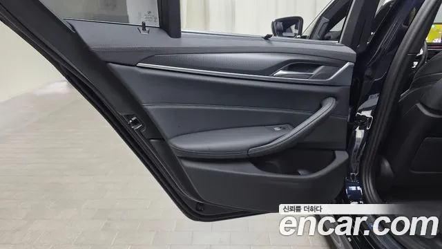 BMW 5 Series G30 — Фото автомобиля 14