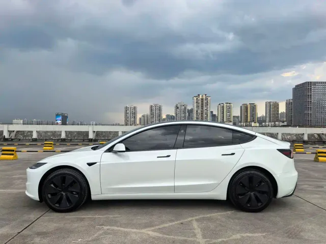 Tesla Model 3 — Фото автомобиля 6