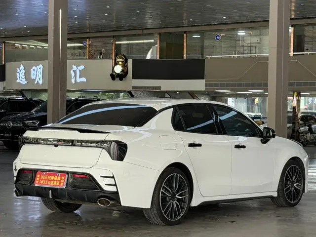 Lynk & Co 03 — Фото автомобиля 10