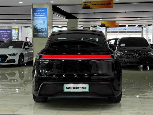 Tesla Model Y L — Фото автомобиля 6