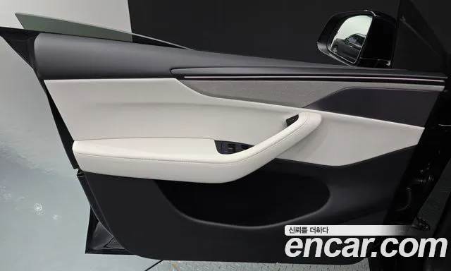 Tesla Model Y — Фото автомобиля 13