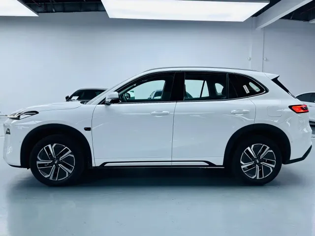 Geely Galaxy Starship 7 EM-i — Фото автомобиля 12
