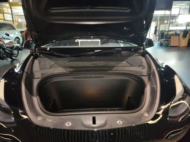 Tesla Model Y — Фото автомобиля 19