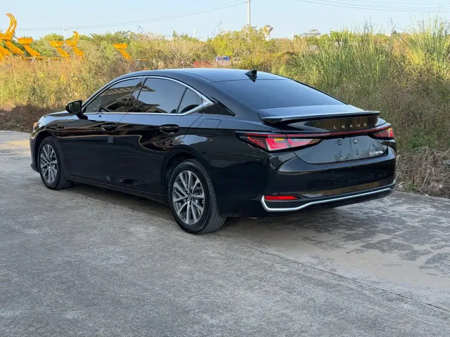 Lexus ES — Фото автомобиля 13