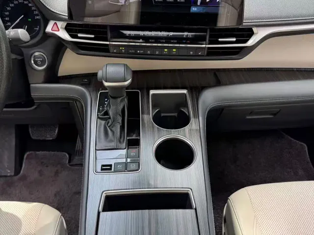 Toyota Sienna — Фото автомобиля 14