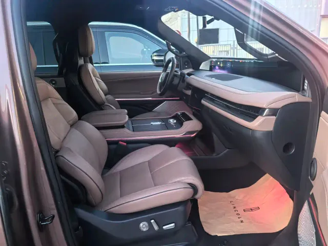 Lincoln Navigator — Фото автомобиля 3