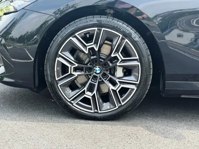 BMW BMW 5 Series 2024 530Li Premium M Sport Package — Фото автомобиля 4