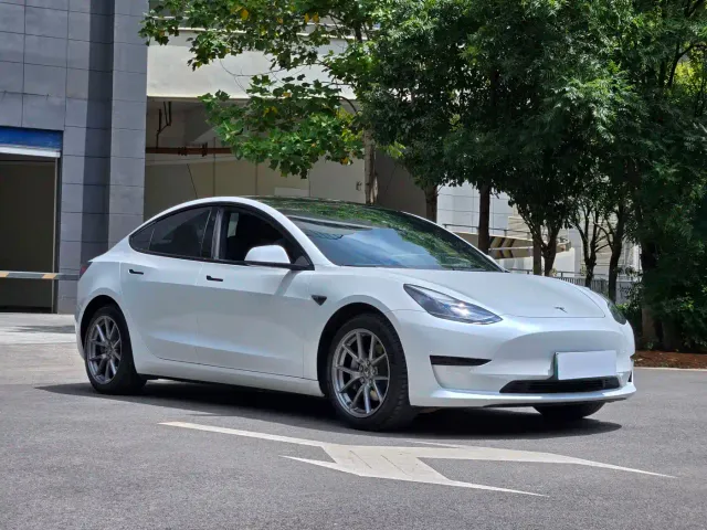 Tesla Model 3 — Фото автомобиля 3