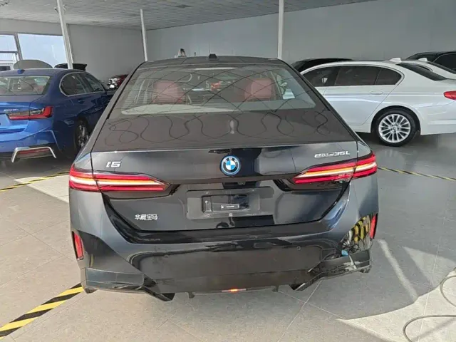 BMW i5 — Фото автомобиля 5