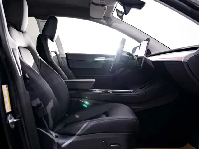 Tesla Model Y — Фото автомобиля 19