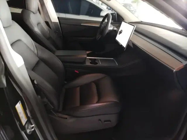 Tesla Model Y — Фото автомобиля 24