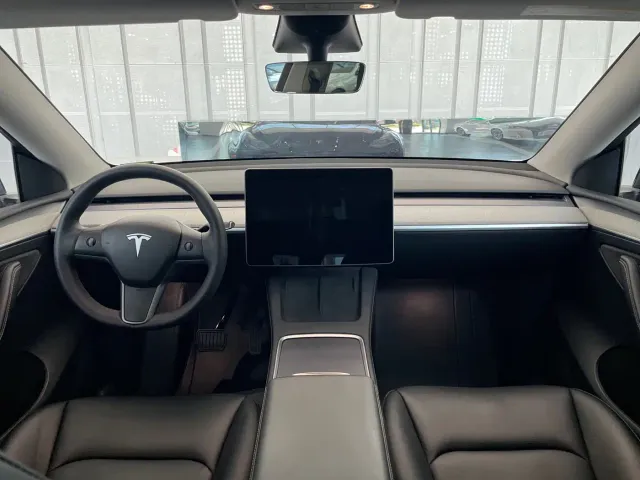 Tesla Model Y — Фото автомобиля 13
