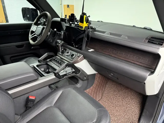 Land Rover Defender — Фото автомобиля 10