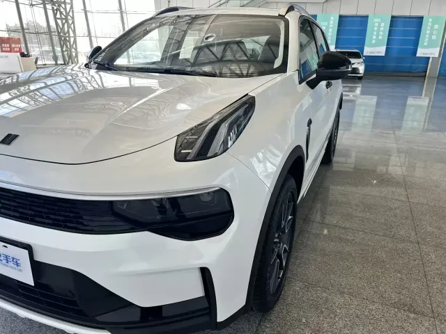 Lynk & Co 01 — Фото автомобиля 24