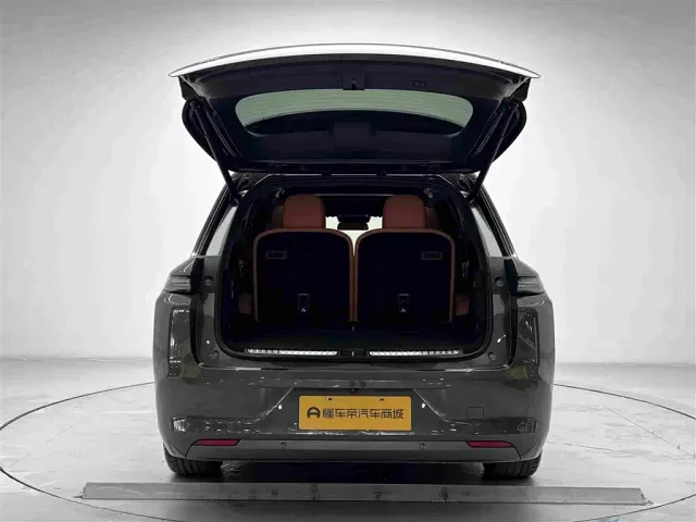 Li Auto L8 — Фото автомобиля 12