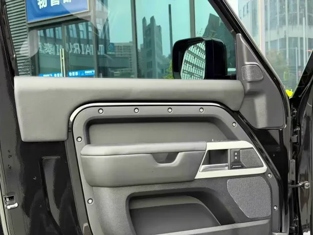 Land Rover Defender — Фото автомобиля 7