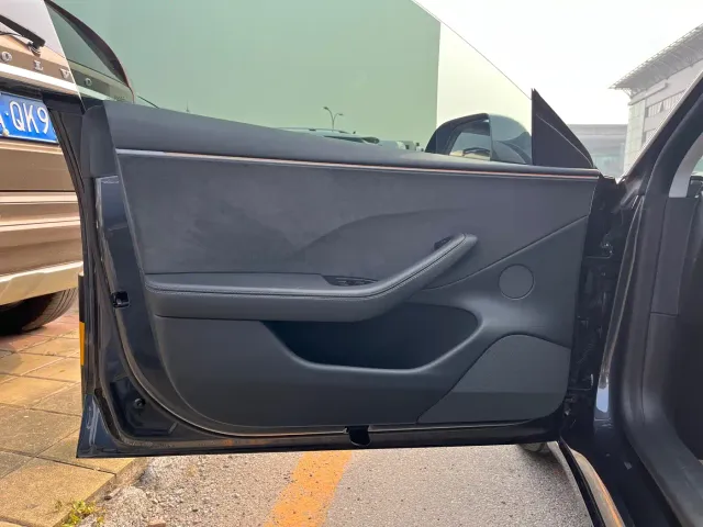 Tesla Model 3 — Фото автомобиля 8