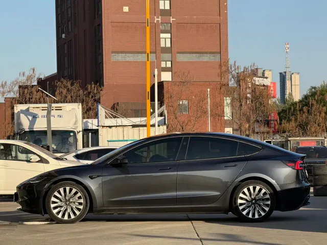 Tesla Model 3 — Фото автомобиля 4
