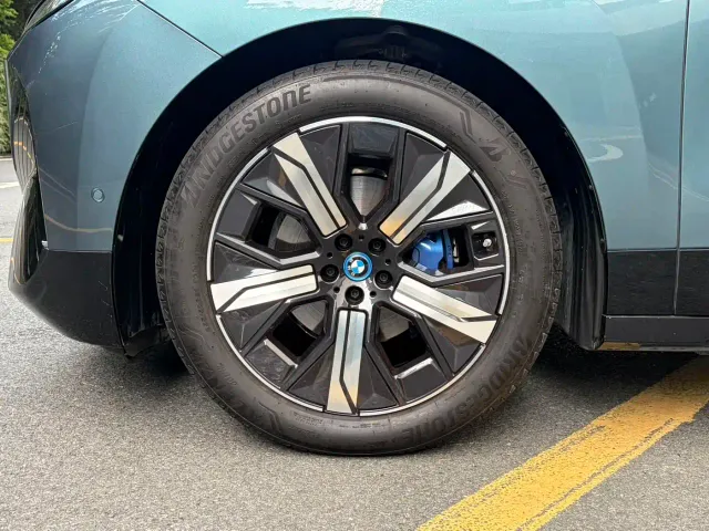 BMW iX — Фото автомобиля 12