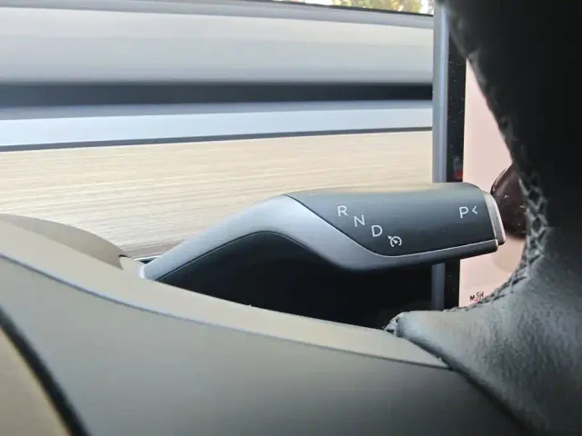 Tesla Model Y — Фото автомобиля 10