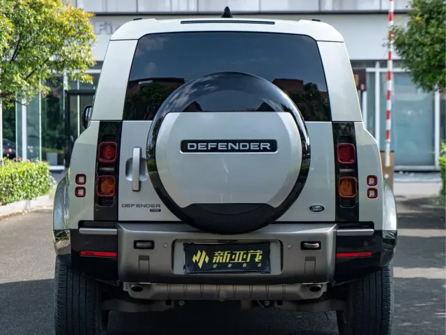 Land Rover Defender — Фото автомобиля 13