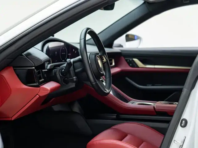 Porsche Taycan — Фото автомобиля 10