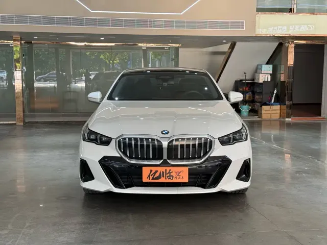 BMW 5 Series — Фото автомобиля 2