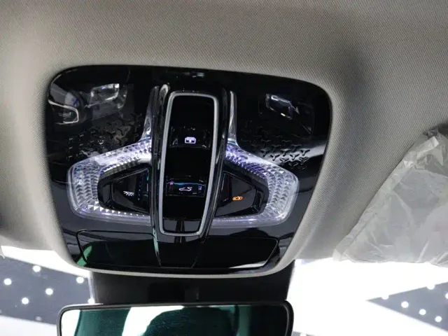 Roewe iMAX8 — Фото автомобиля 13