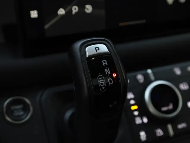 Land Rover Defender — Фото автомобиля 13