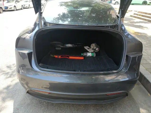 Tesla Model 3 — Фото автомобиля 4