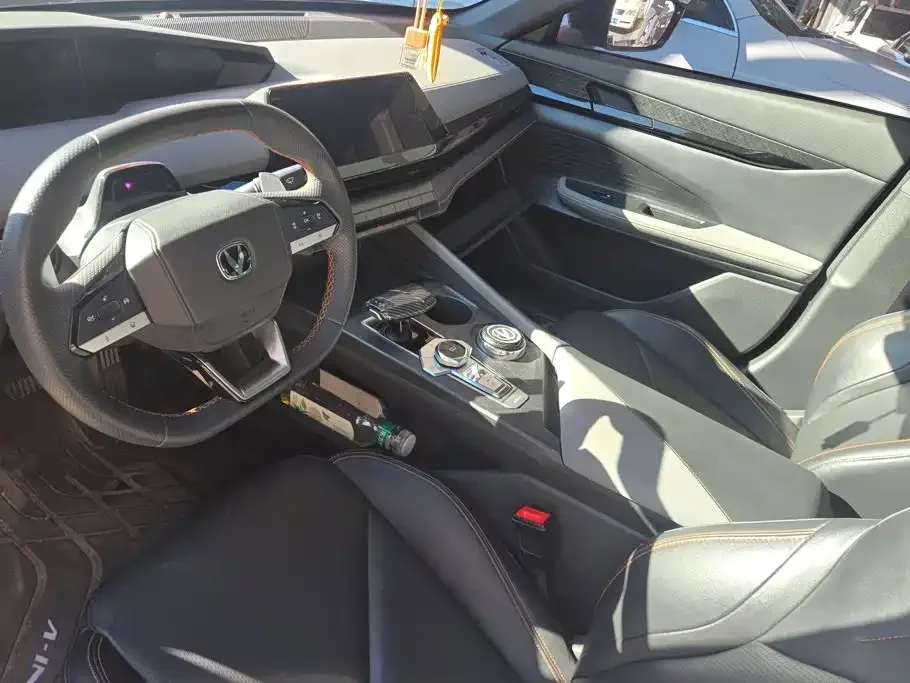 Changan Changan UNI-V 2022 1.5T Premium Model — Фото автомобиля 12