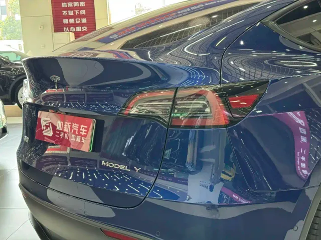 Tesla Model Y — Фото автомобиля 8