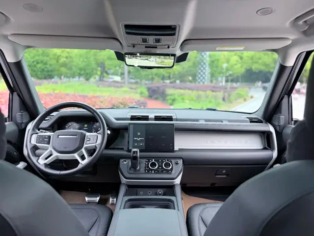 Land Rover Defender — Фото автомобиля 17