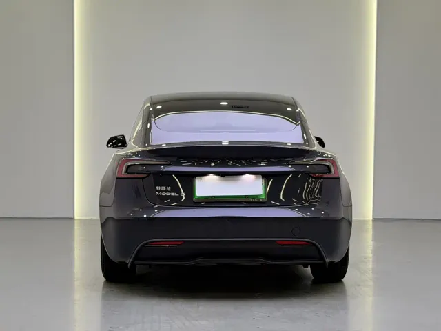 Tesla Model 3 — Фото автомобиля 5