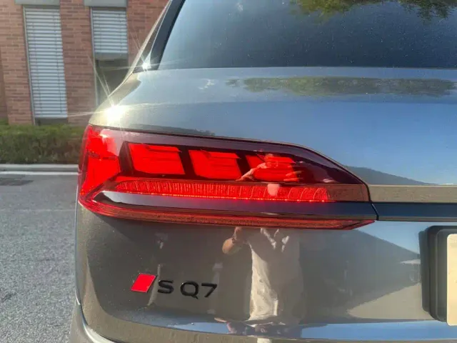 Audi SQ7 — Фото автомобиля 11