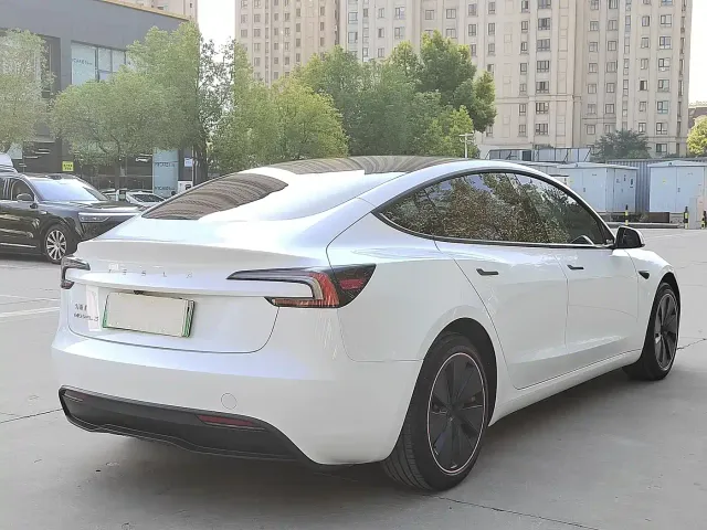 Tesla Model 3 — Фото автомобиля 4
