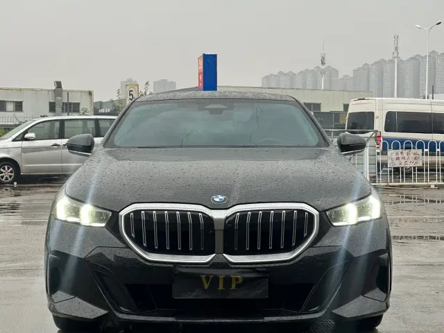 BMW 5 Series — Фото автомобиля 3