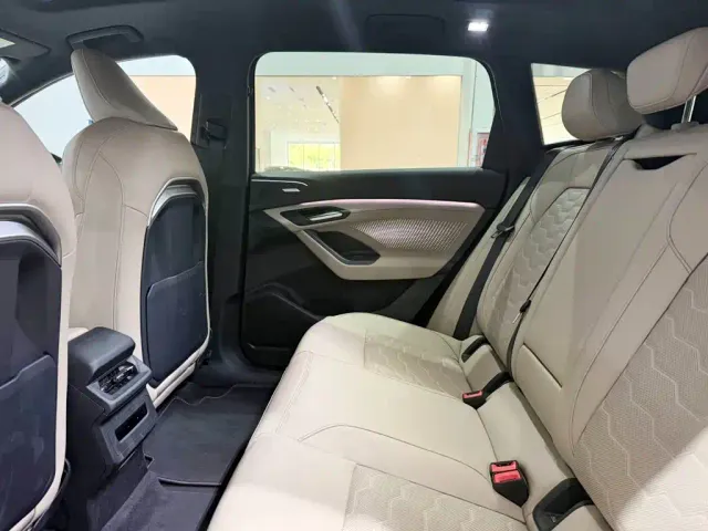 Audi Q6L e-tron — Фото автомобиля 10