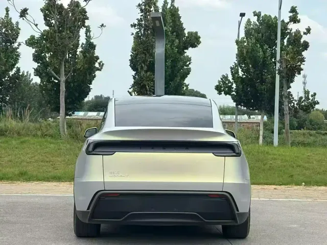 Tesla Model Y — Фото автомобиля 8